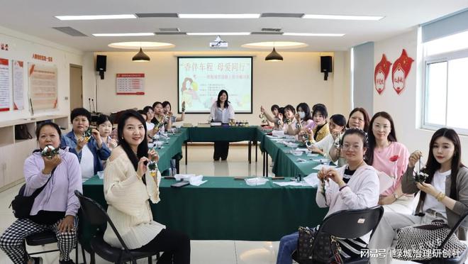 行”——关爱巾帼司机母亲节暖心活动麻将胡了免费试玩“香伴车程 母爱同(图1)
